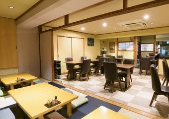 伝統の五右衛門蒸しで焼き上げた青鰻をコースで堪能する贅沢な時間を提供します