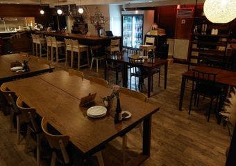 浜町駅からすぐの隠れ家で、自然派ワインと素材イタリアンを楽しむひととき