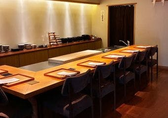 あたたかみのあるカウンター席で瀬戸内の旬を堪能