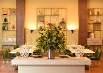 彩り豊かな旬の食材を使用した
五感が悦ぶ本格フレンチを 
ご堪能ください。
大切な方との特別な一日に相応しい一皿をお届けいたします。