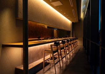 備長炭で焼き上げた厳選地鶏と旬の味覚を五感で楽しむ至福のひととき