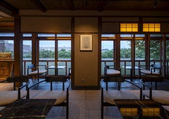 月見館の館内に、日本酒とシャンパーニュ・白ワインに特化したバーがオープン