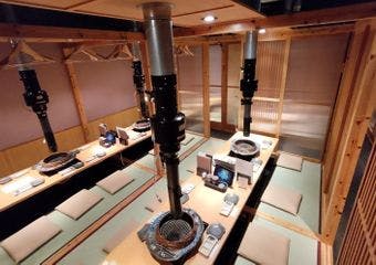 全席完全個室の落ち着いた空間で、厳選黒毛和牛を心ゆくまで楽しめる焼肉店