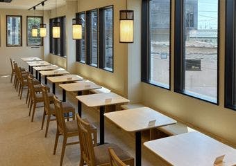 嵯峨嵐山駅からすぐ、新鮮な鰻を炭火でじっくり焼き上げた絶品のうな重を堪能