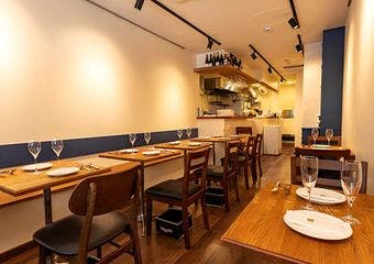 パリの雰囲気漂う店内で楽しむ本格フレンチ。気軽さと奥深さを一度に味わう贅沢なひととき