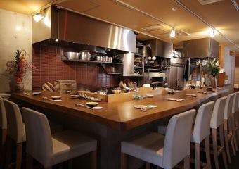 豊洲市場直送の新鮮素材とともに、心地よい音楽で特別なひとときを