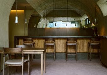 シェフの技が光る旬の味覚をスパイスと炭火で引き立てる一皿を