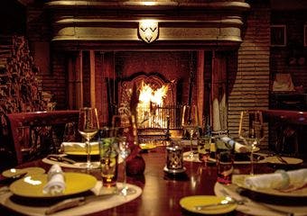 代官山の隠れ家で17世紀の暖炉に包まれながら、シェフの芸術的なフランス料理を堪能するひとときを