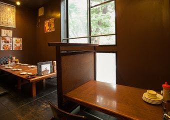 こだわりの料理を、賑やかなカウンターや観光客にも人気のお座敷で