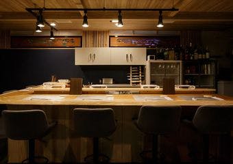 旬の食材と磨き抜かれた技が織りなす、極上の鮨。上質な空間で心ゆくまで贅沢なひとときをお楽しみください