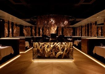 非日常を演出した空間で各地から厳選された旬の食材を中心とした至高の逸品をお楽しみください。