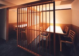 伊豆直送の新鮮魚介を備長炭で炭火焼き、全国の地酒と共に楽しむ上質な時間