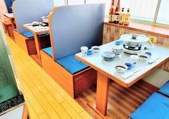 35年の伝統が生む極上の活ふぐ料理と夏季限定の鱧を堪能する至福のひととき。鮮度にこだわり抜いたふぐの身はお鍋に入れるまでピクピク動きます

