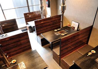 道頓堀の風を感じながら、A4等級以上の和牛を心ゆくまで堪能