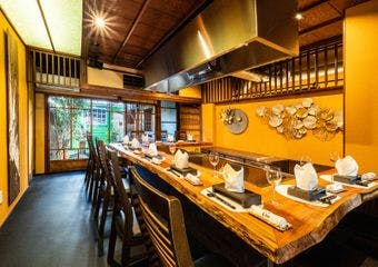 京都喜Shinブランドからシェフの演出とライブ感溢れるレストラン。「きしん鉄板」