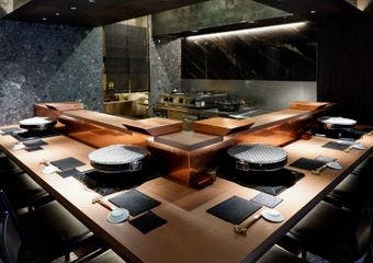 京橋駅から徒歩7分の場所に位置するこの焼肉店は、落ち着いた雰囲気の中で炭火焼肉を楽しめるお店です。