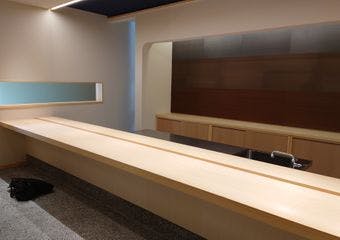 富山の新鮮な海の幸と職人技が織りなす鮨を、厳選日本酒と共に堪能