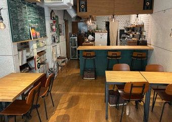 食通を唸らせる和と洋の融合。厳選美酒と楽しむ大人の隠れ家。