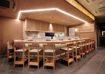 三代にわたり60年以上の歴史を持つ老舗。新鮮な海の幸を使用した鮨をご用意いたします。