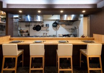 伝統の焼味と中国直輸入の銘酒で特別なひとときを過ごす空間