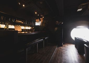 旬を味わう創作フレンチと厳選ワインの絶妙なハーモニーが楽しめる