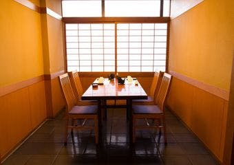 博多の旬を堪能できる和の空間で、心温まる料理をゆったりと楽しむ