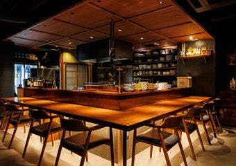 旬の魚を豪快に仕上げる藁焼きと炭火焼きが自慢の新たな美食処で心をほどくひとときを