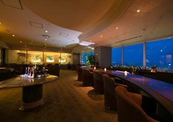 サンセットから夜景へ変わる一日で一番美しいときを、
こだわりの銘酒と共に、ハイフロアから眺める贅沢な時間をご提供いたします。
