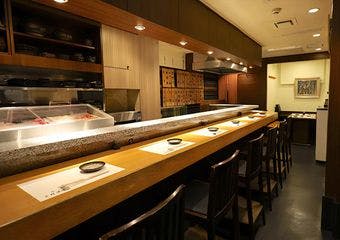 新鮮な魚介と独自のシャリが織りなす絶妙なハーモニーを、心ゆくまでご堪能。