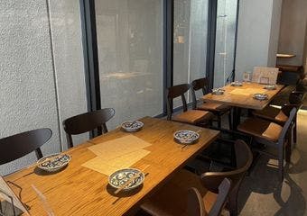 鮮魚と肉刺し、自然派ワインを堪能できる大人の隠れ家