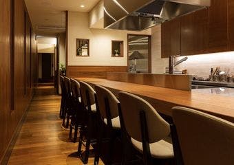 フレンチ初心者でも安心して楽しめる、カウンタースタイルの隠れ家レストラン