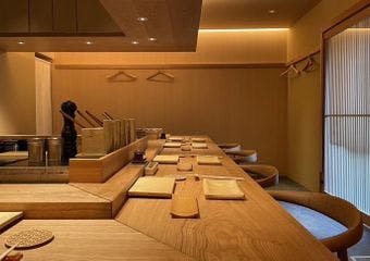 名店「鳥しき」が認めた確かな技。紀州備長炭で焼き上げる至高の焼鳥をご堪能ください。