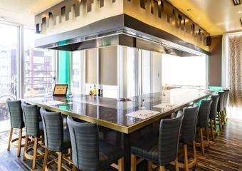 神戸牛・A5ランク黒毛和牛をカウンターで味わう鉄板のライブ体験