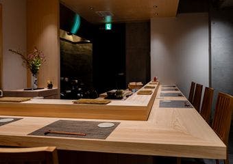 神保町に佇む、大人の隠れ家「鮨 美吟」