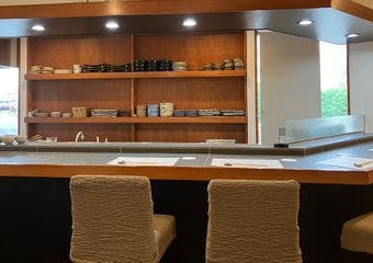 四季の恵みを生かした会席と鍋料理。美しい盛り付けと職人技を和の空間でご堪能ください。