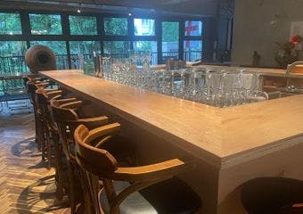 ジョージアの歴史を感じる空間で、伝統料理とワインの旅をお楽しみください