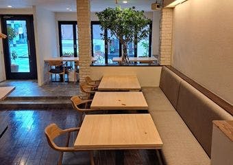 厳選素材の炭焼きとナチュラルワインで心地よいひとときをお届けします