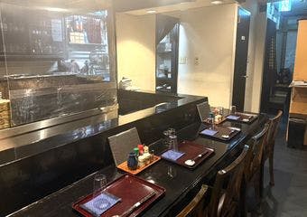 銀座で長らく愛される名店。名物おまかせ焼鳥と旬の恵みを、厳選酒とともに味わえる老舗。