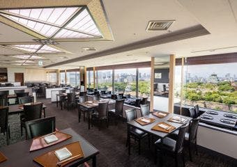 大阪城公園一帯を見渡す唯一無二の景観を誇る日本料理レストランで特別な演出を