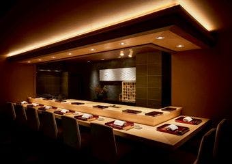 都内でもトップレベルの会員制寿司屋での経験もある職人の技をカウンター越しにライブ感を楽しめます。