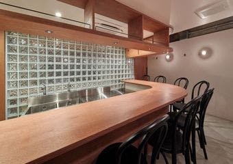 ガラスブロックの隠れ家で味わう、板前こだわりの江戸前鮨と音楽の調べ