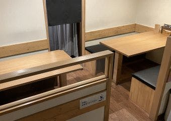 都会の静寂を味わう焼鳥と日本酒の楽園