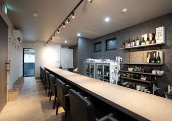 天満駅徒歩5分の大人の隠れ家で、旬の鮮魚と厳選日本酒のペアリングを愉しむ