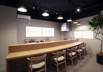 地魚が主役。飯すけの系譜を受け継ぐ、大人の鮨。
