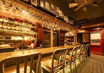 熟成チーズとワインのプロが贈る、極上の大人時間をカウンターで堪能