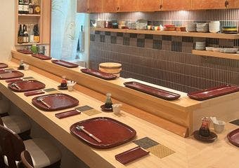 寿司とつまみを交互に楽しめる、昭和レトロ感漂うお寿司屋