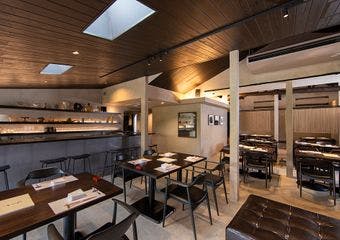 四季折々の景観を楽しめる京都市円山公園にて、A5和牛を心ゆくまでご堪能頂けます。すき焼きやしゃぶしゃぶなどをご用意しております。