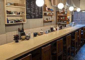 胡麻油が香る江戸前天ぷらと選りすぐりの日本酒で、心地よい昼飲みを楽しむ特別なひととき