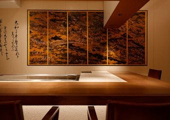 銀座の鉄板焼き専門店。厳選食材を目の前で調理する、贅沢なひとときを。