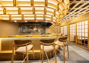 丹波黒どりの焼き鳥、炉端焼き、生簀料理のすべてが楽しめる和食店です。